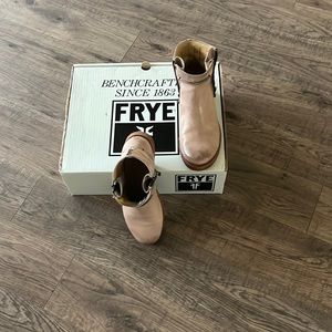Frye! Leather ankle boots in Fawn. Zipper features inside and outside. Size 6.5